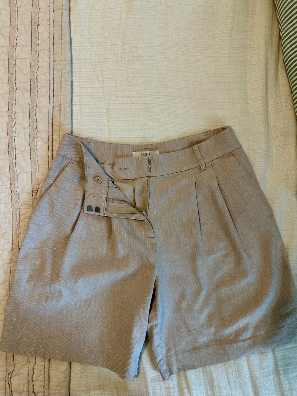 LOFT Beige Pleated Linen-Blend Shorts Women’s Size 4 - Picture 4 of 10